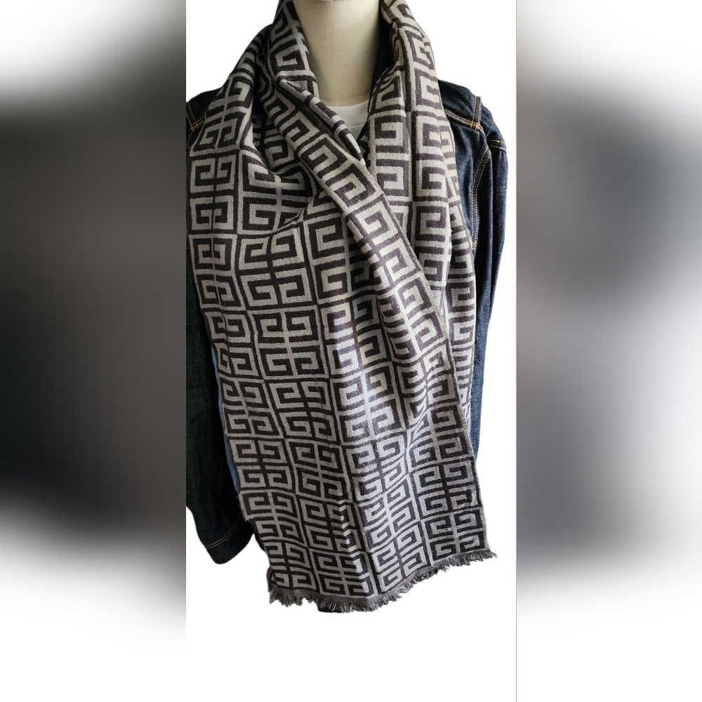 EUC GIVENCHY 💯 % WOOL SCARF